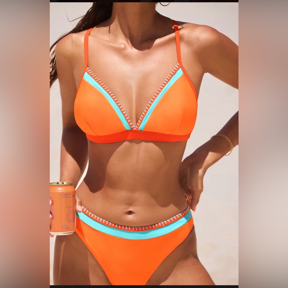 Cupshe Orange Plunging Bikini Top &
Cheeky Bottoms Set